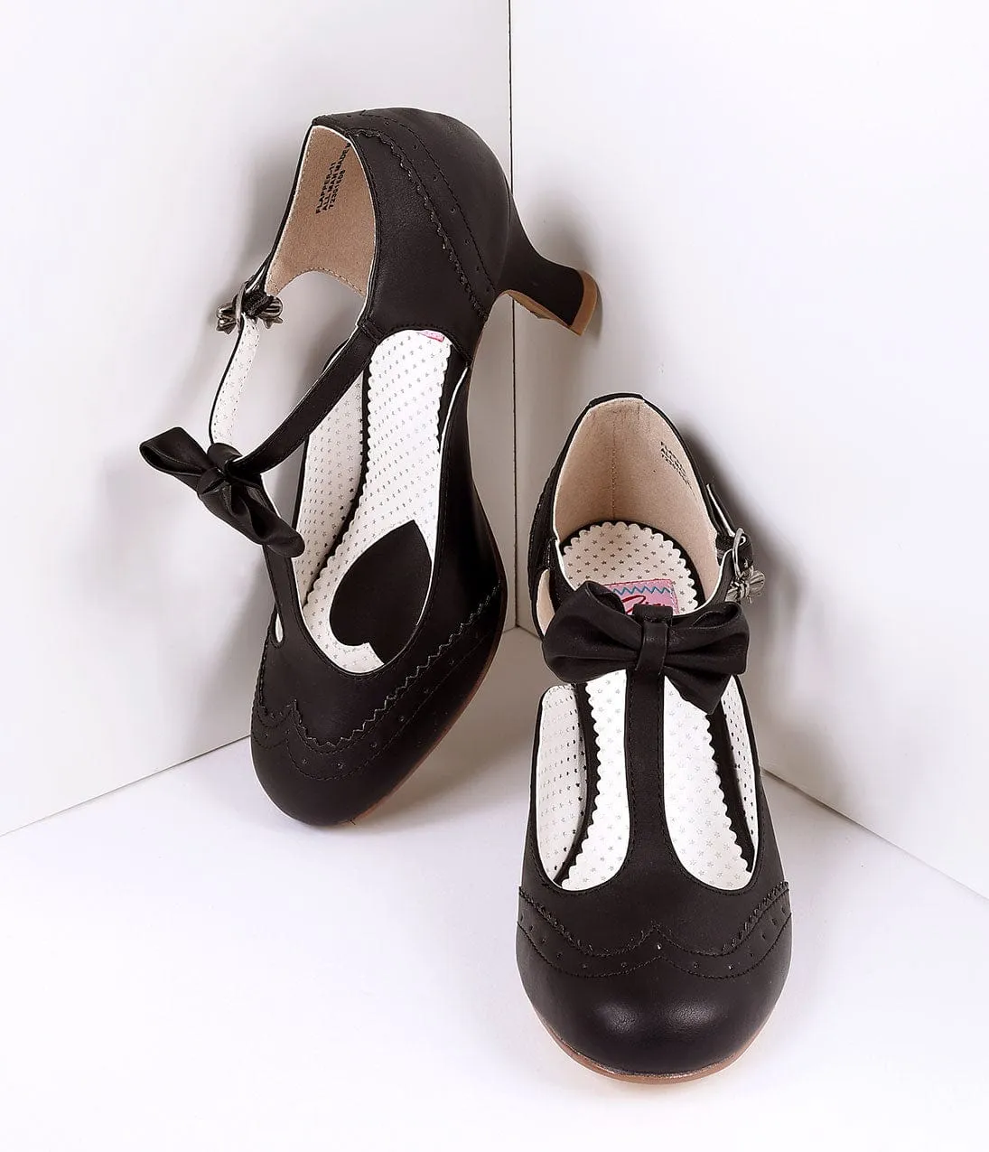 1940s Black Faux Leather Round Toe Kitten Heel